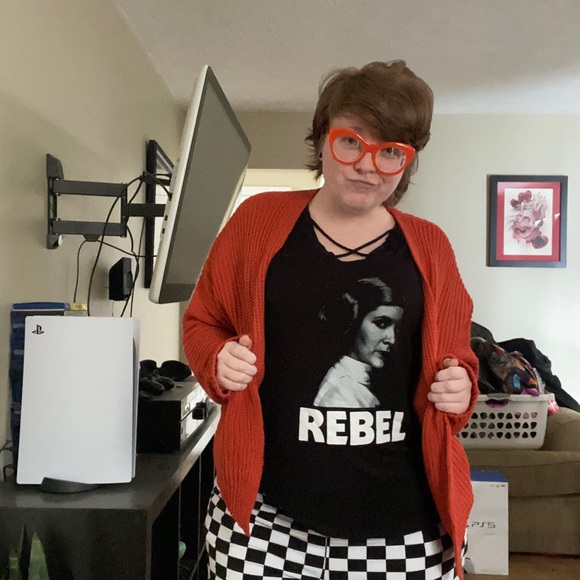 Meet your Posher, Liz - Picture 2 of 8